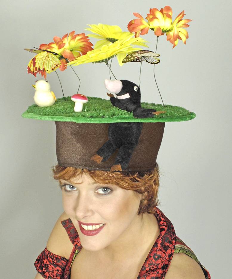 Chapeau Humoristique-Taupe sur pelouse