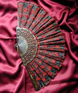 Eventail brod� rouge