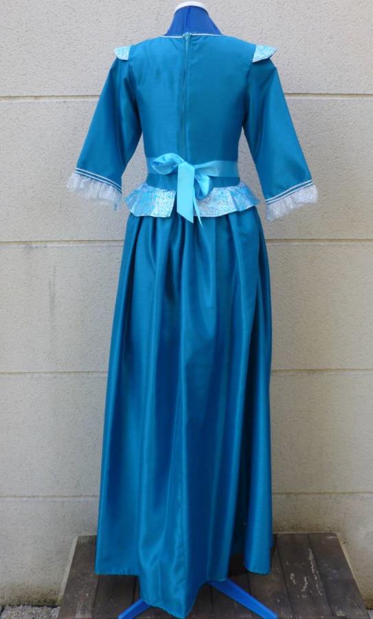 Robe-de-marquise-bleue-grande-taille-1