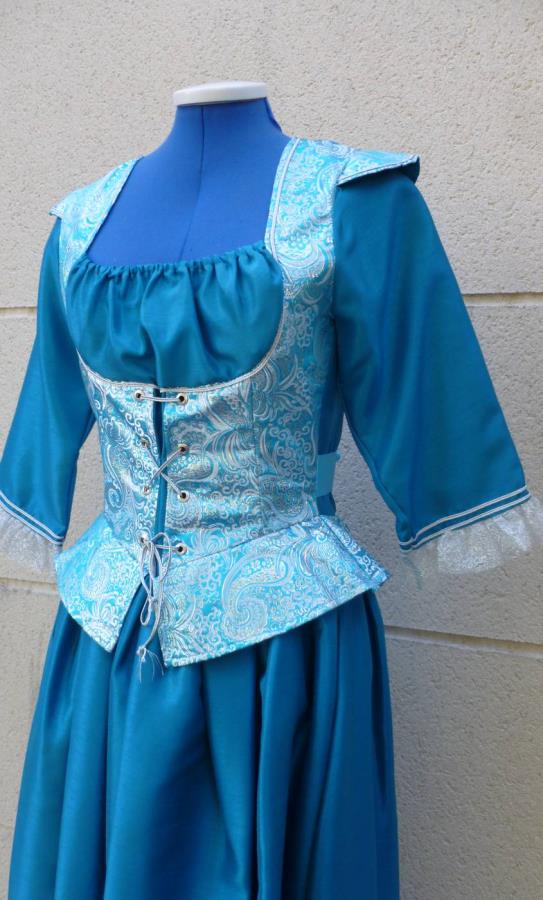 Robe-de-marquise-bleue-grande-taille-2